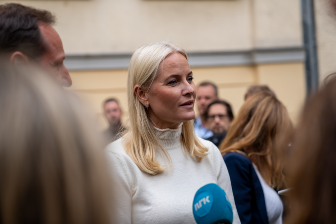 The Crown Princess talked to the press after the visit. (Foto: Simen Løvberg Sund / Det kongelige hoff)